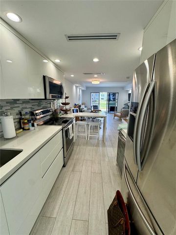 881 Ocean Drive TH7, Key Biscayne, FL 33149