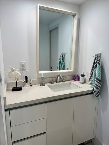 881 Ocean Drive TH7, Key Biscayne, FL 33149
