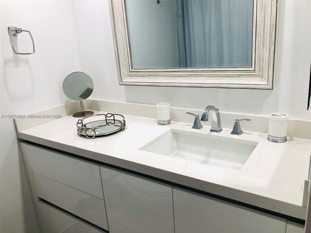 881 Ocean Drive TH7, Key Biscayne, FL 33149