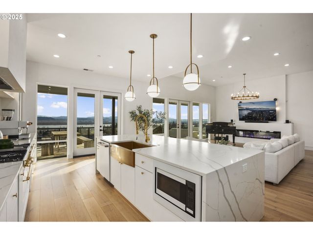 356 W W St, Washougal, WA 98671