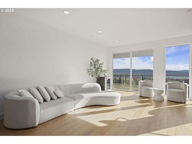 356 W W St, Washougal, WA 98671