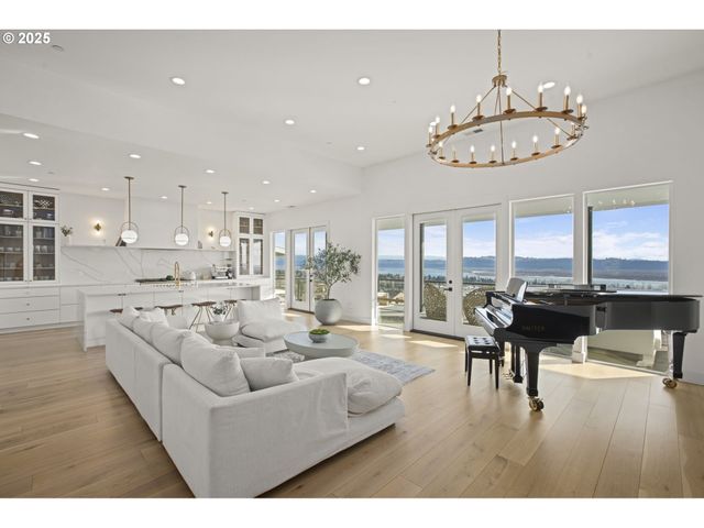 356 W W St, Washougal, WA 98671