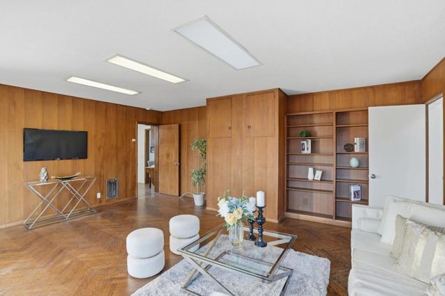 2055 Oakwood Drive, East Palo Alto, CA 94303