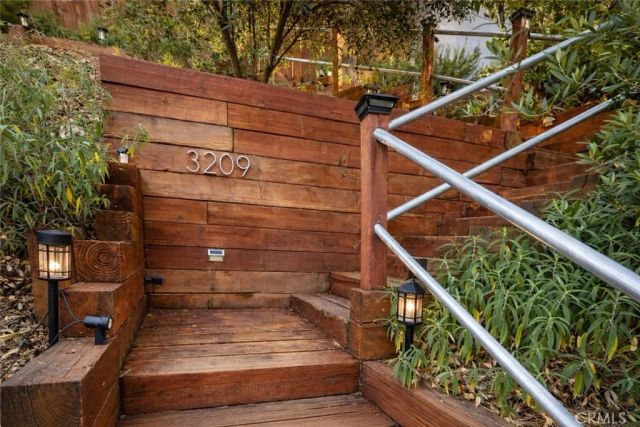 3209 Bennett Drive, Los Angeles, CA 90068