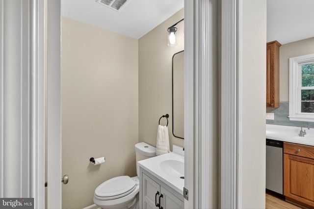 6710 SYDENSTRICKER RD, Springfield, VA 22152