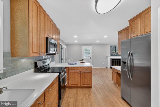 6710 SYDENSTRICKER RD, Springfield, VA 22152