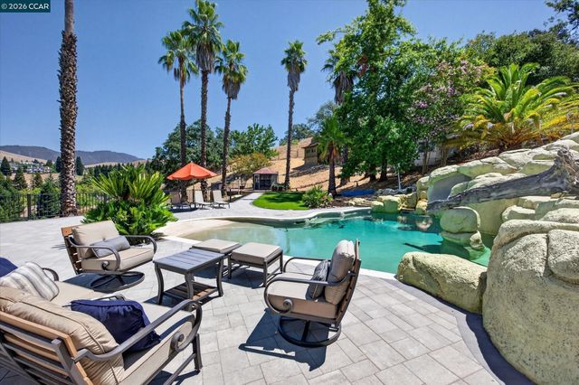 73 Blackhawk Club Ct, Danville, CA 94506