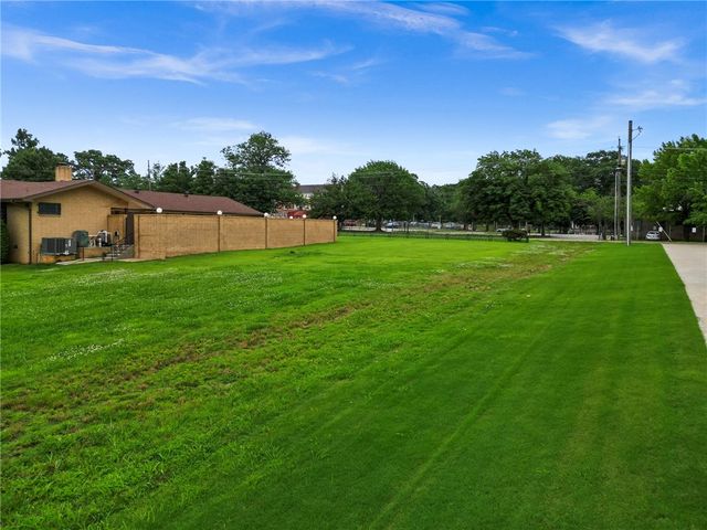 1277 N Woolsey, Fayetteville, AR 72703