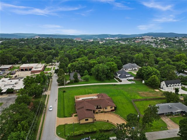 1277 N Woolsey, Fayetteville, AR 72703