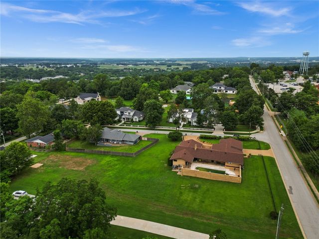 1277 N Woolsey, Fayetteville, AR 72703