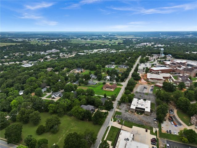 1277 N Woolsey, Fayetteville, AR 72703