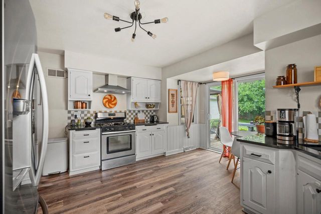 860 W La Salle AVENUE, Glendale, WI 53209