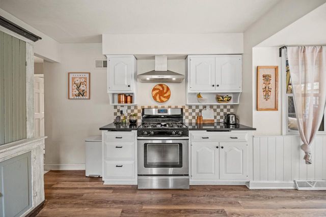 860 W La Salle AVENUE, Glendale, WI 53209