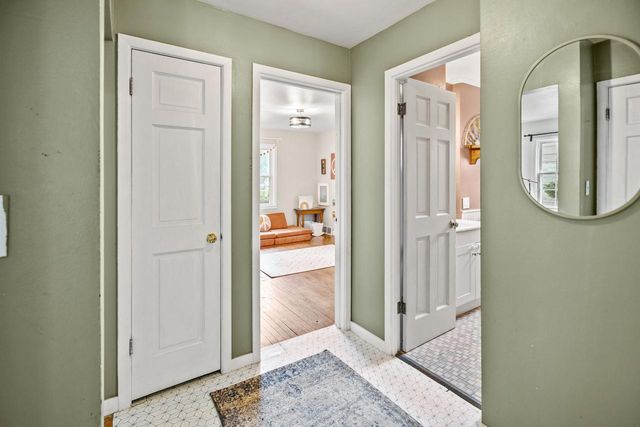 860 W La Salle AVENUE, Glendale, WI 53209