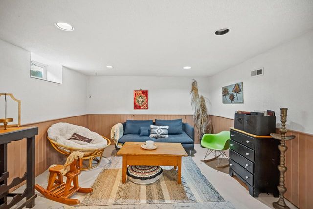 860 W La Salle AVENUE, Glendale, WI 53209