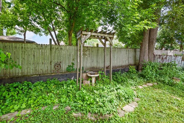860 W La Salle AVENUE, Glendale, WI 53209