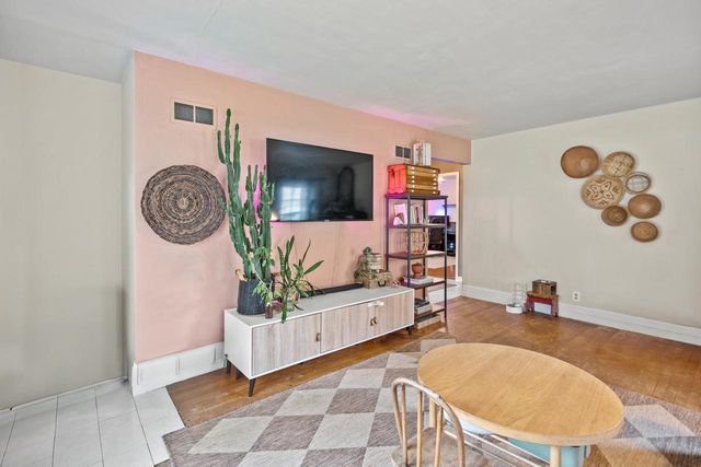 860 W La Salle AVENUE, Glendale, WI 53209