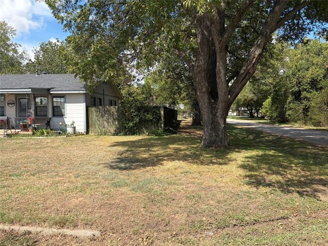 307 Whitehead ST, Smithville, TX 78957
