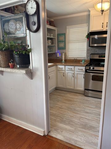 307 Whitehead ST, Smithville, TX 78957