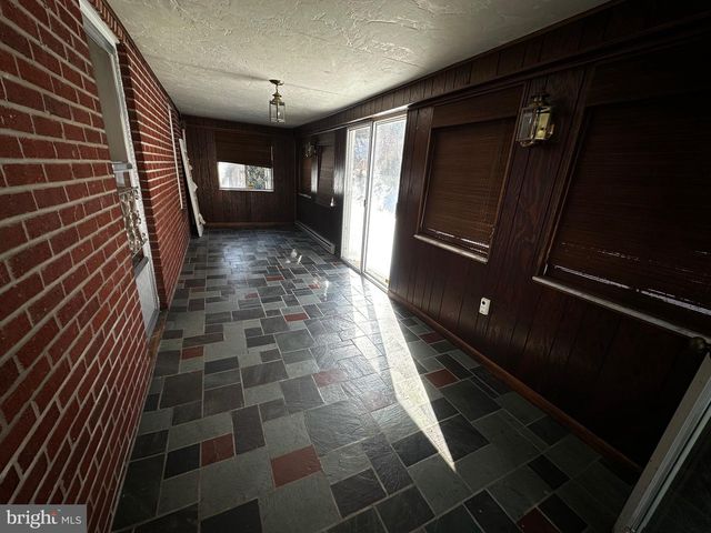 3500 PAW PAW RD, Paw Paw, WV 25434