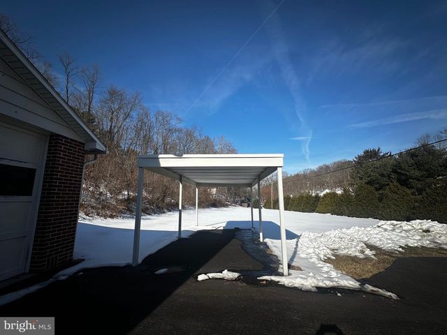 3500 PAW PAW RD, Paw Paw, WV 25434