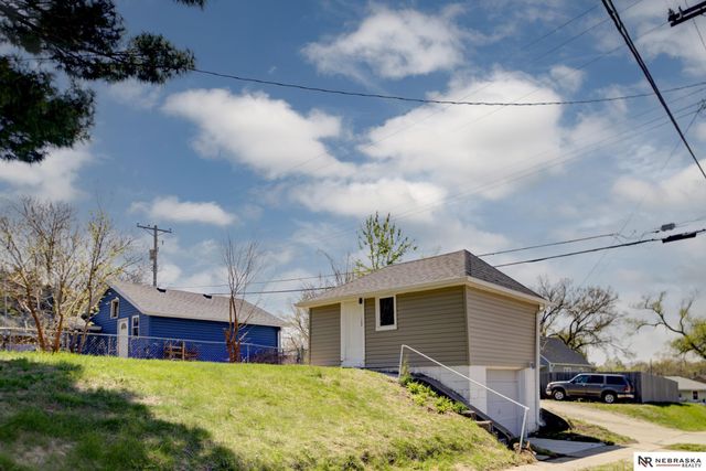 4504 S 32nd Street, Omaha, NE 68107
