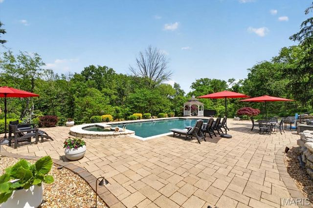 2849 Erb Road, St Louis, MO 63129