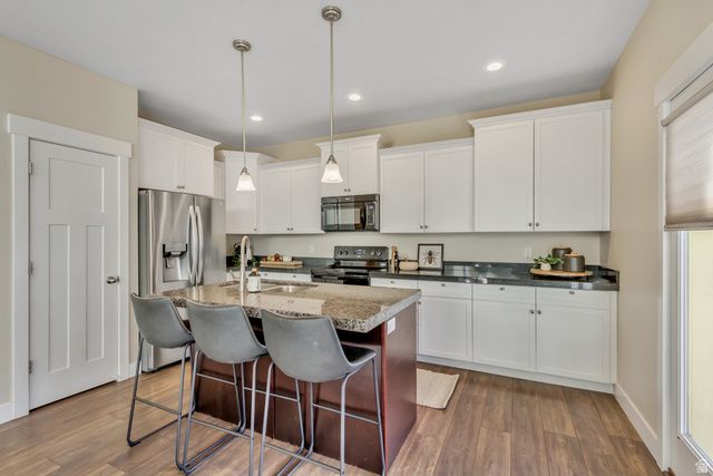 7956 S FARM HOUSE LN, Midvale, UT 84047