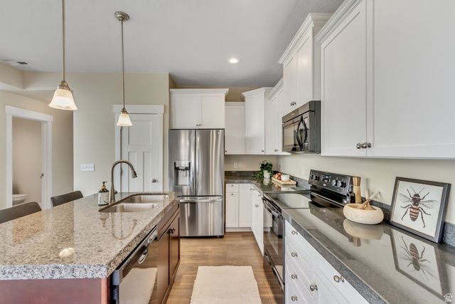 7956 S FARM HOUSE LN, Midvale, UT 84047