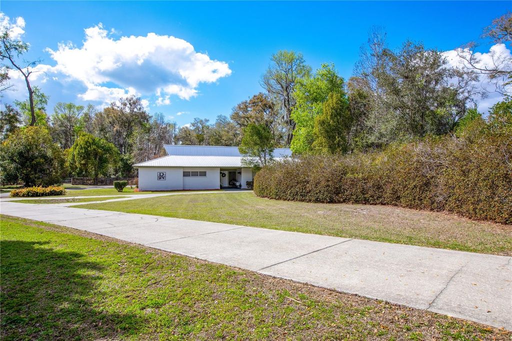 Image 2 of property listing at 12182 SW STATE ROAD 45, Archer, FL 32618