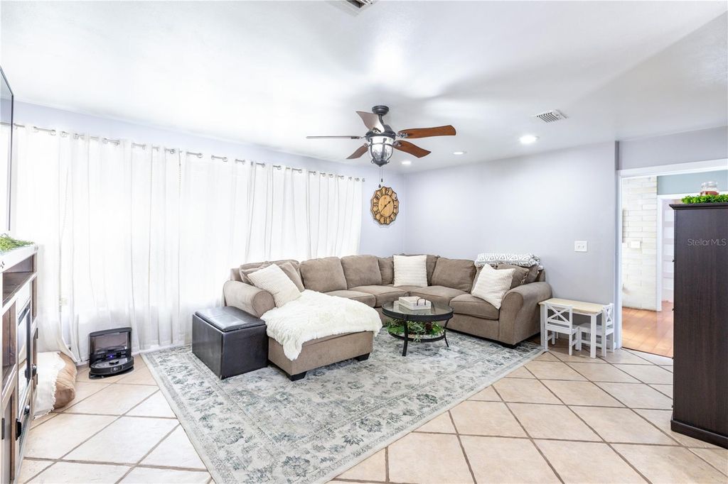 Image 6 of property listing at 12182 SW STATE ROAD 45, Archer, FL 32618