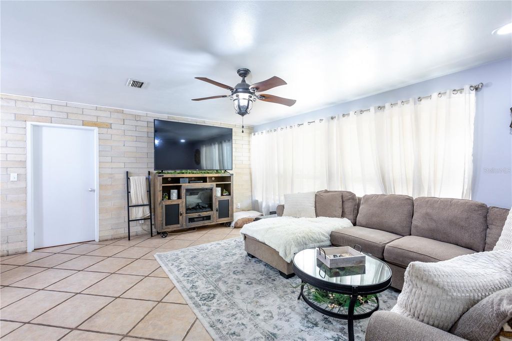 Image 7 of property listing at 12182 SW STATE ROAD 45, Archer, FL 32618