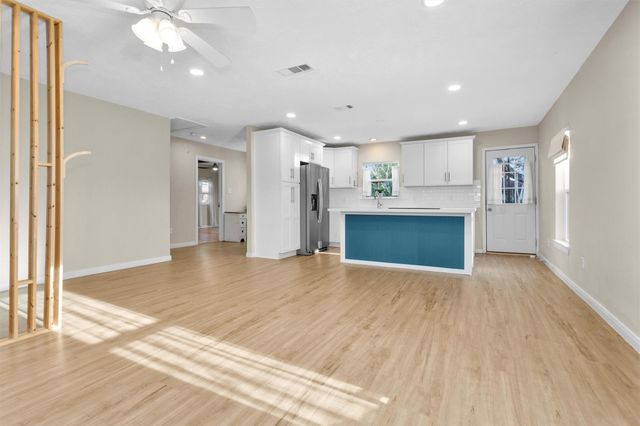 221 Carrell Street, Tomball, TX 77375