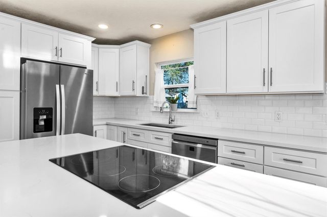 221 Carrell Street, Tomball, TX 77375