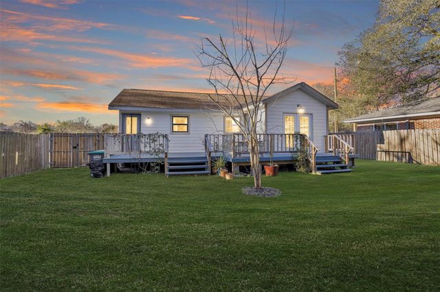 221 Carrell Street, Tomball, TX 77375