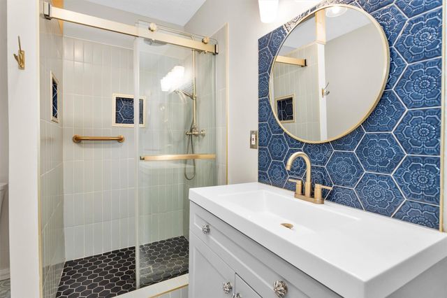 221 Carrell Street, Tomball, TX 77375