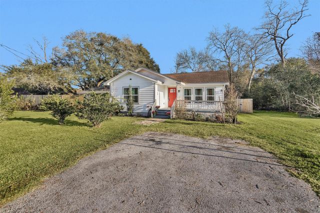 221 Carrell Street, Tomball, TX 77375