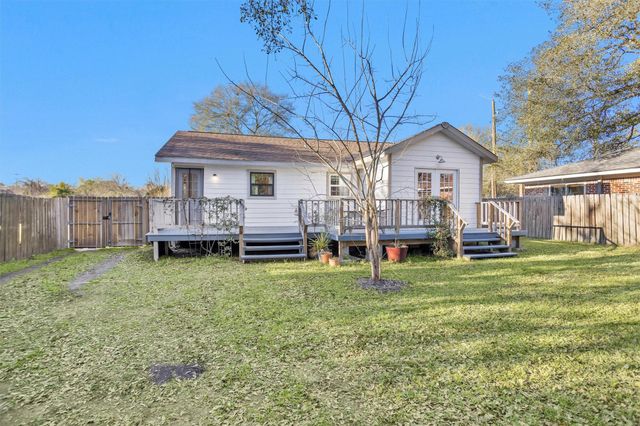 221 Carrell Street, Tomball, TX 77375