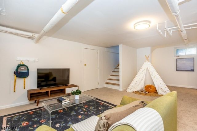 47 Oakland Rd, Maplewood Twp., NJ 07040