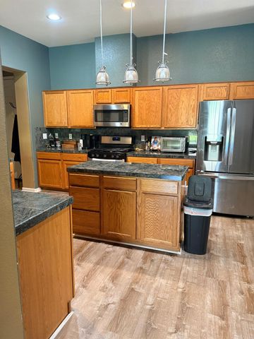 524 E Aldrich Ave, Livingston, CA 95334
