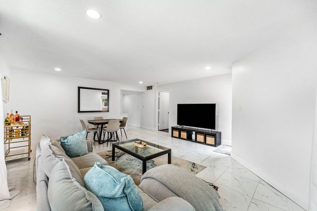 6614 Villa Sonrisa Drive 123, Boca Raton, FL 33433