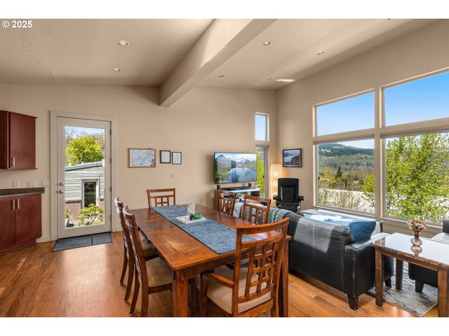 2217 CLEARWATER Ln, Hood River, OR 97031