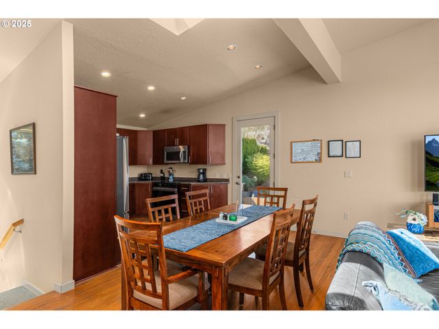 2217 CLEARWATER Ln, Hood River, OR 97031