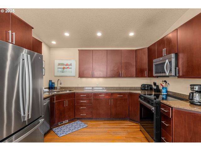 2217 CLEARWATER Ln, Hood River, OR 97031