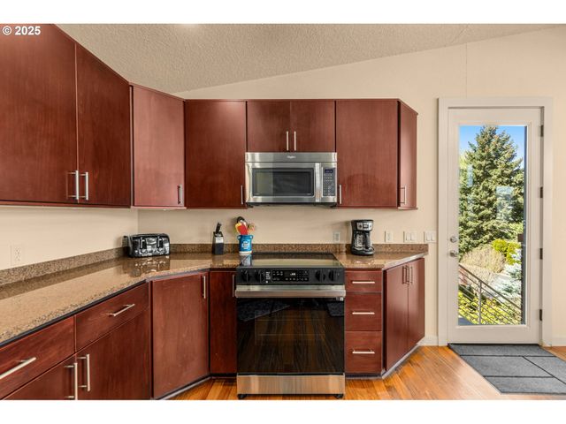2217 CLEARWATER Ln, Hood River, OR 97031
