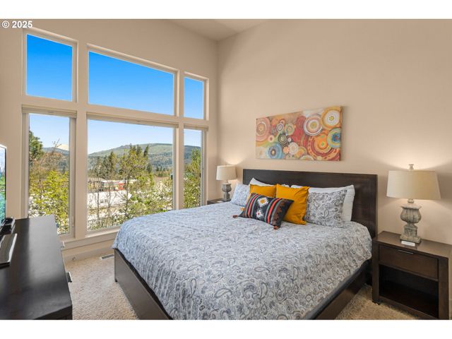 2217 CLEARWATER Ln, Hood River, OR 97031