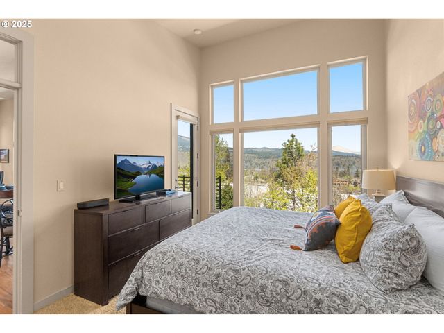 2217 CLEARWATER Ln, Hood River, OR 97031
