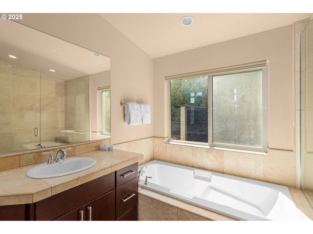 2217 CLEARWATER Ln, Hood River, OR 97031