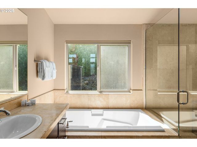 2217 CLEARWATER Ln, Hood River, OR 97031