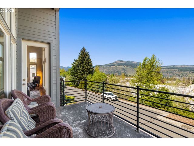 2217 CLEARWATER Ln, Hood River, OR 97031